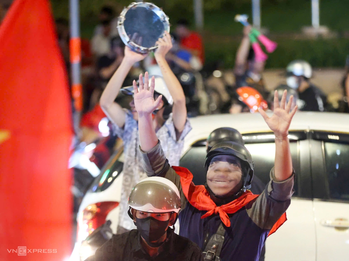 Người hâm mộ hóa trang thành những nhân vật lạ mắt, vẫy cờ và hò reo giữa dòng người "đi bão". Cùng với xoong nồi, kèn và nhiều đạo cụ tự chế, các màn hóa trang khiến không khí ăn mừng thêm sôi động.
