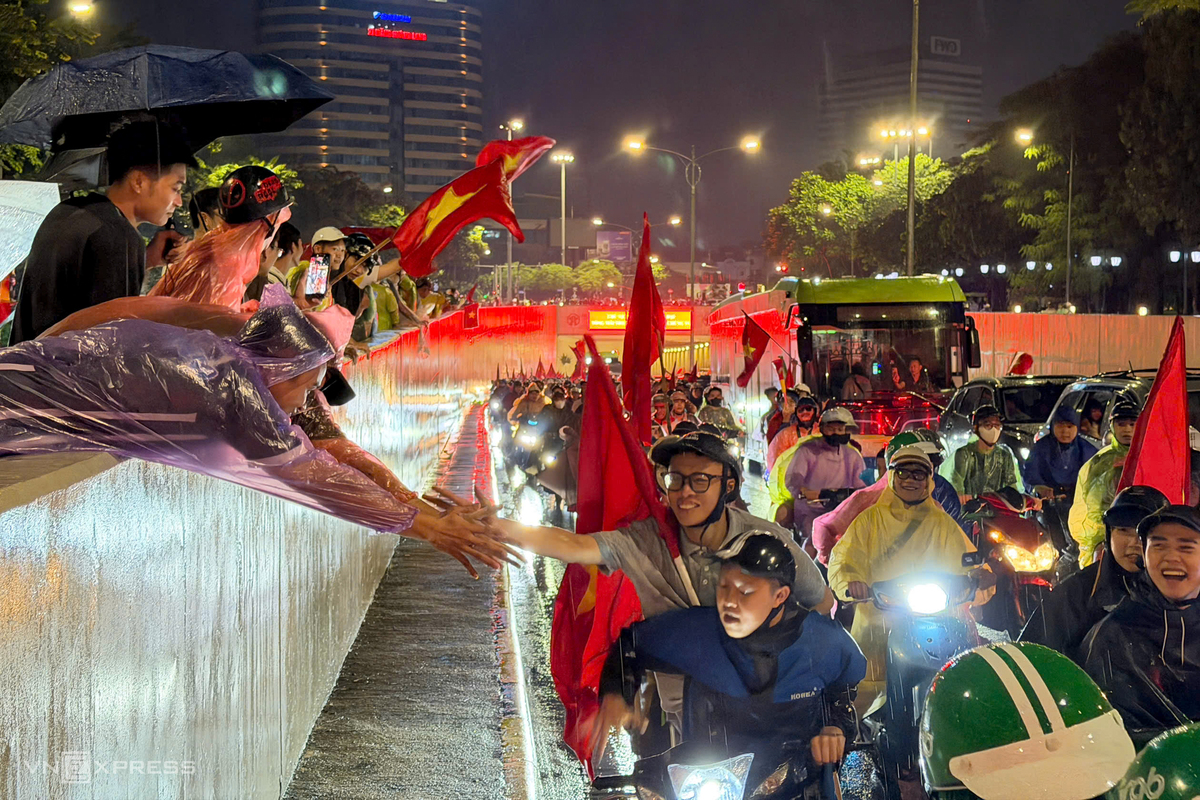 Tại Hà Nội, hơn 23h, khu vực hầm Kim Liên vẫn tấp nập người hâm mộ đổ về ăn mừng dù mưa lớn, gió mạnh do ảnh hưởng của bão. Mặt đường ngập nước cục bộ, trơn trượt khiến việc di chuyển khó khăn. Nhiều người ướt sũng, khoác áo mưa hoặc che ô nhưng vẫn nán lại, reo hò, vẫy cờ giữa dòng xe. Tiếng còi, tiếng hô vang hòa cùng tiếng mưa tạo không khí náo nhiệt trong đêm. Sau trận lượt đi tối 22/8 tại Bangkok, hai đội đá lượt về trên sân Mỹ Đình lúc 20h ngày 26/8.