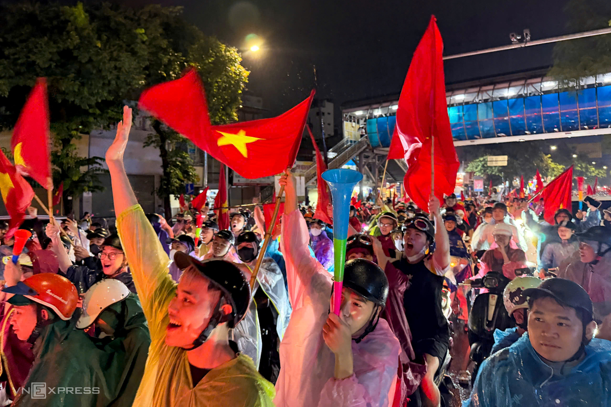 Tại Hà Nội, hơn 23h, khu vực hầm Kim Liên vẫn tấp nập người hâm mộ đổ về ăn mừng dù mưa lớn, gió mạnh do ảnh hưởng của bão. Mặt đường ngập nước cục bộ, trơn trượt khiến việc di chuyển khó khăn. Nhiều người ướt sũng, khoác áo mưa hoặc che ô nhưng vẫn nán lại, reo hò, vẫy cờ giữa dòng xe. Tiếng còi, tiếng hô vang hòa cùng tiếng mưa tạo không khí náo nhiệt trong đêm. Sau trận lượt đi tối 22/8 tại Bangkok, hai đội đá lượt về trên sân Mỹ Đình lúc 20h ngày 26/8.