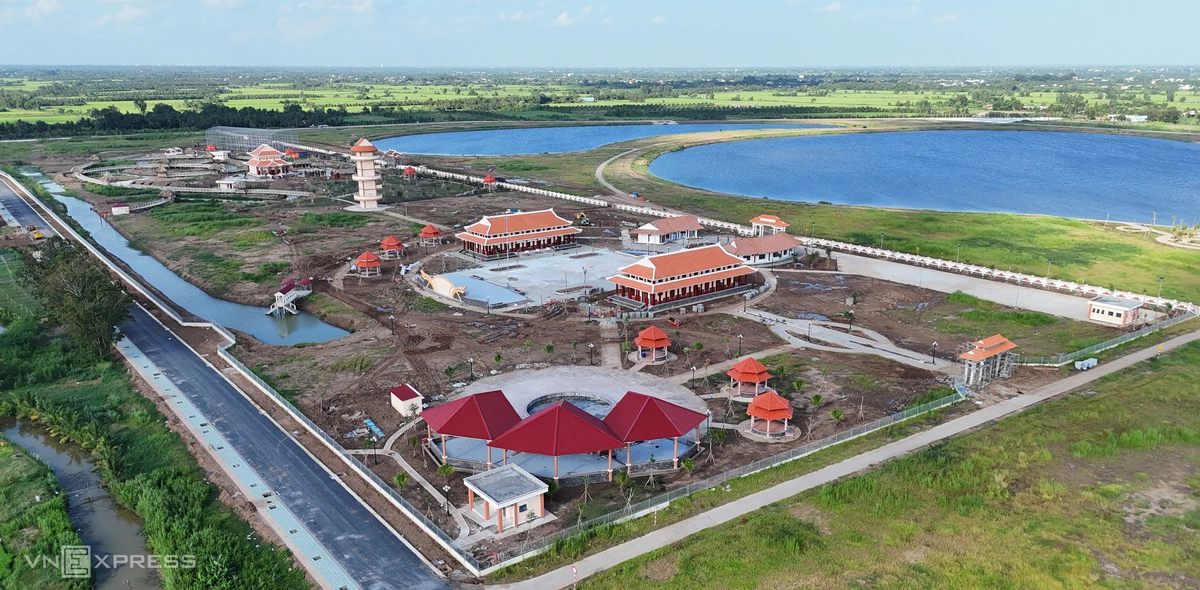 Cạnh hồ, Khu di tích lịch sử, văn hóa, cách mạng Bưng Lạc Địa được khởi công năm 2025, dự kiến hoàn thành trong năm nay. Lạc Địa, thuộc xã Phú Lễ, huyện Ba Tri, tỉnh Bến Tre cũ, là vùng bưng biền hoang vu rộng hơn 100 ha. Trong kháng chiến chống Mỹ, nơi đây từng là căn cứ quan trọng của lực lượng cách mạng. Khu di tích rộng 13,5 ha, gồm khu trung tâm, vui chơi giải trí, tái hiện lịch sử và nghỉ dưỡng, với tổng vốn đầu tư khoảng 90 tỷ đồng. Khi hoàn thành, công trình sẽ kết nối với cảnh quan hồ Lạc Địa để phát triển du lịch sinh thái, tạo thêm sinh kế cho người dân.