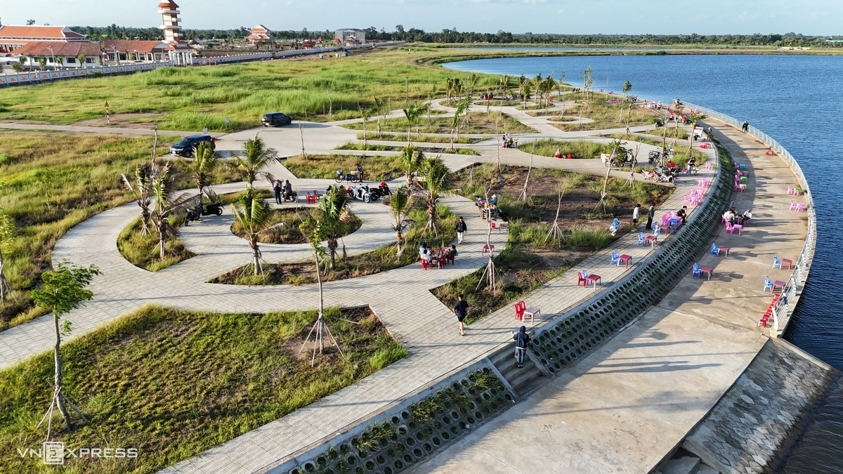 Chiều xuống, một số người dân mang bàn ghế đến khu vực ven hồ bán nước giải khát. El Nino được dự báo duy trì ở mức mạnh đến rất mạnh từ cuối năm nay đến đầu năm 2027, làm gia tăng nguy cơ hạn hán, thiếu nước và xâm nhập mặn tại Đồng bằng sông Cửu Long. Trong bối cảnh đó, hồ Lạc Địa được kỳ vọng góp phần chủ động nguồn nước cho các xã ven biển thường xuyên khan hiếm nước ngọt vào mùa khô.