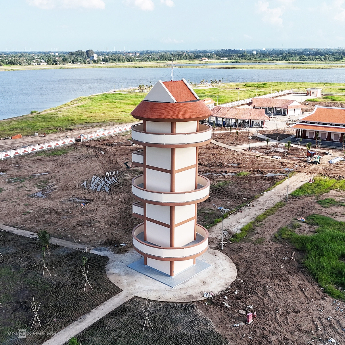 Cạnh hồ, Khu di tích lịch sử, văn hóa, cách mạng Bưng Lạc Địa được khởi công năm 2025, dự kiến hoàn thành trong năm nay. Lạc Địa, thuộc xã Phú Lễ, huyện Ba Tri, tỉnh Bến Tre cũ, là vùng bưng biền hoang vu rộng hơn 100 ha. Trong kháng chiến chống Mỹ, nơi đây từng là căn cứ quan trọng của lực lượng cách mạng. Khu di tích rộng 13,5 ha, gồm khu trung tâm, vui chơi giải trí, tái hiện lịch sử và nghỉ dưỡng, với tổng vốn đầu tư khoảng 90 tỷ đồng. Khi hoàn thành, công trình sẽ kết nối với cảnh quan hồ Lạc Địa để phát triển du lịch sinh thái, tạo thêm sinh kế cho người dân.
