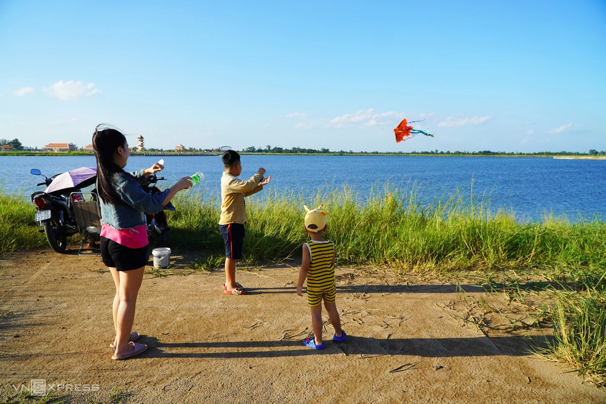Lòng hồ sâu hơn 3 m. Trong khi hệ thống hàng rào chưa hoàn thiện, nhiều biển cấm bơi lội, câu cá đã được lắp đặt quanh hồ. Tuy nhiên, một số người dân và học sinh vẫn vào khu vực này tắm, câu cá, thả diều.