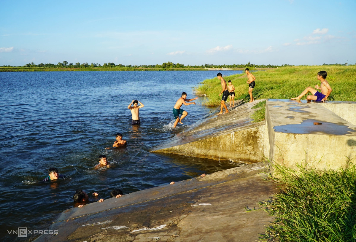 Lòng hồ sâu hơn 3 m. Trong khi hệ thống hàng rào chưa hoàn thiện, nhiều biển cấm bơi lội, câu cá đã được lắp đặt quanh hồ. Tuy nhiên, một số người dân và học sinh vẫn vào khu vực này tắm, câu cá, thả diều.