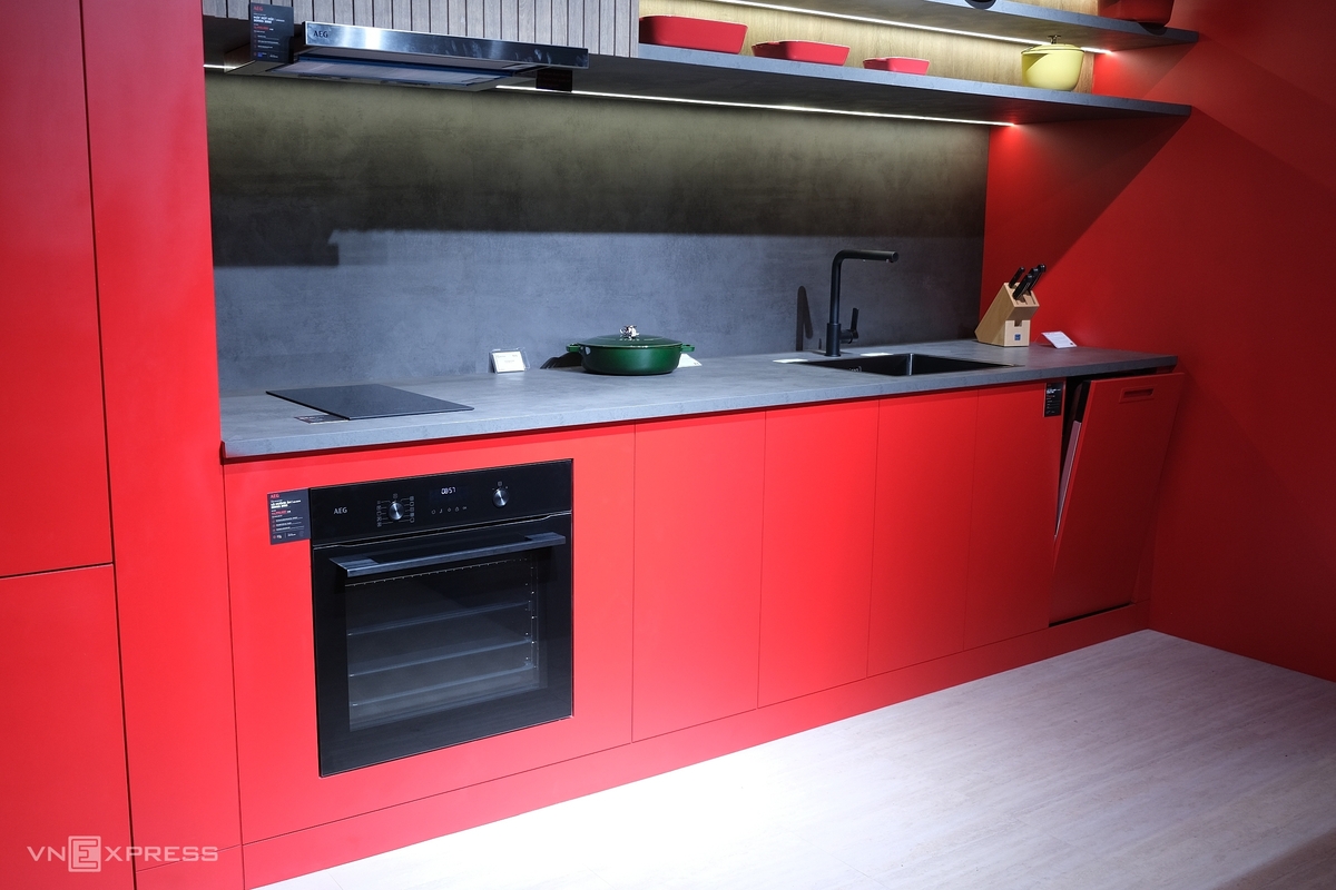 Trong hình là các giải pháp thiết bị cỡ nhỏ của AEG cho căn hộ studio với lò nướng đặt dưới, bếp từ hai vùng nấu, hút mùi và máy rửa bát 10 bộ. Các dòng bếp từ và máy hút mùi của AEG đều có công nghệ Hob2Hood kết nối thông minh, giúp tự động điều chỉnh công suất hút theo hoạt động nấu nướng thực tế. Người dùng chỉ cần thao tác trên bếp trong khi máy hút sẽ tự động chạy với chế độ tương ứng nhưng vẫn có các nút để chủ động điều chỉnh khi cần thiết.