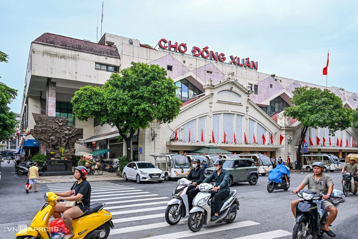 Nhằm tưởng nhớ, tôn vinh các anh hùng, liệt sĩ đã chiến đấu, hy sinh trong 60 ngày đêm bảo vệ Thủ đô, Hà Nội khánh thành phù điêu "Hà Nội mùa đông 1946" ngày 19/12/2004, nhân kỷ niệm 58 năm Ngày Toàn quốc kháng chiến. Công trình đặt ở góc chợ Đồng Xuân, phường Hoàn Kiếm, được đúc bằng đồng, nặng 7 tấn, cao 5,7 m cả bệ và rộng 4,5 m.