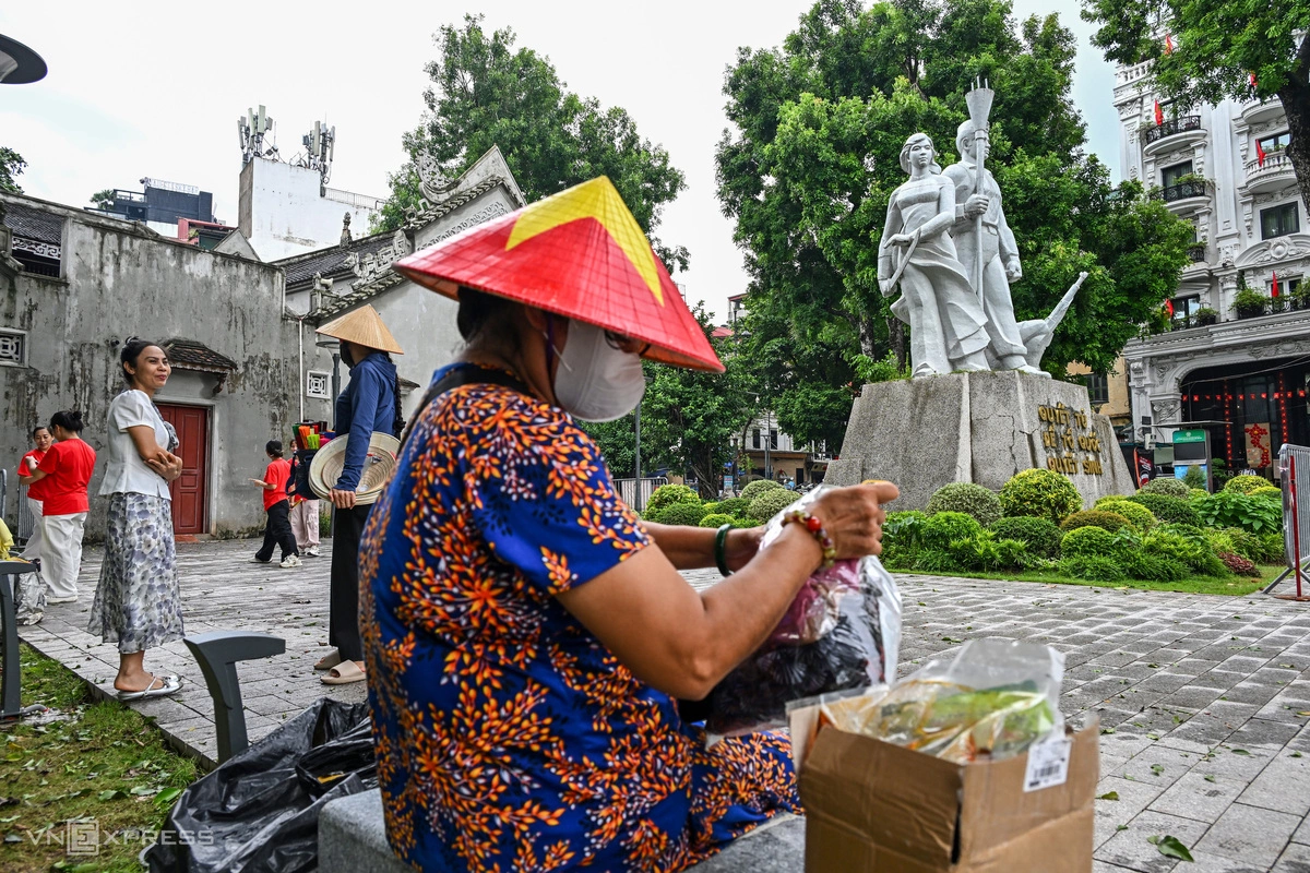 Quanh tượng đài có không gian rộng, hàng ngày người dân vẫn tập thể dục, ngồi thư giãn ngắm Hồ Gươm, phố phường. "Tôi hụt hẫng khi biết tượng đài sẽ được di dời. Bao năm qua, tôi đã quá quen với hình ảnh này”, chị Hoàng Thu, phố Hàng Dầu, chia sẻ.
