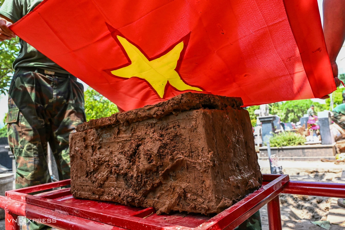 Ngay sau khi hài cốt được đưa lên mặt đất, các chiến sĩ sẽ phủ Quốc kỳ lên. Đến nay, hơn 150 hài cốt liệt sĩ đã được lấy mẫu ADN. Thượng tá Trịnh Văn Chiến, Phó tham mưu trưởng Sư đoàn Bộ binh 301 (Bộ Tư lệnh Thủ đô Hà Nội), cho biết nắng nóng những ngày qua không ảnh hưởng nhiều đến công việc. Nếu trời mưa, đất bị trôi khiến các chiến sĩ phải đào lại, gây nhiều khó khăn hơn.