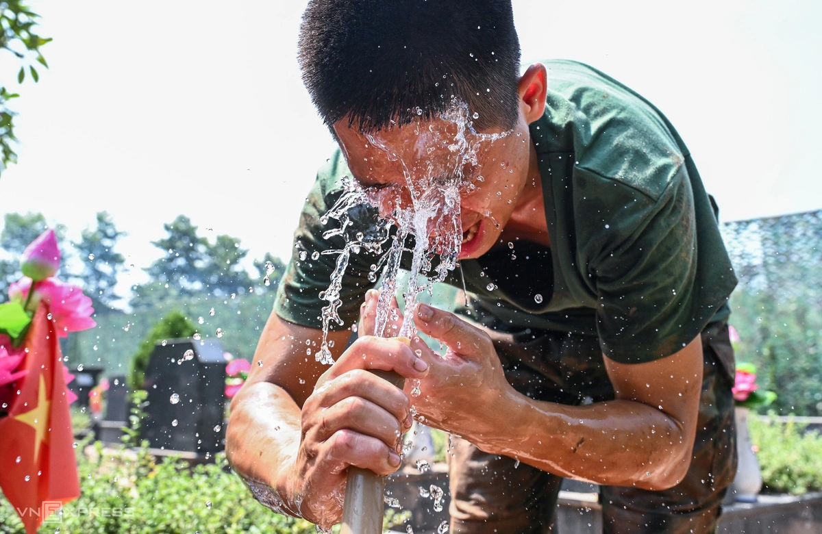 Nhiệt độ ngoài trời có lúc trên 37 độ C. Chiến sĩ phải dùng vòi nước để giải nhiệt, giảm bớt oi nóng.