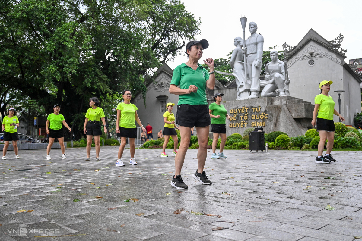 Quanh tượng đài có không gian rộng, hàng ngày người dân vẫn tập thể dục, ngồi thư giãn ngắm Hồ Gươm, phố phường. "Tôi hụt hẫng khi biết tượng đài sẽ được di dời. Bao năm qua, tôi đã quá quen với hình ảnh này”, chị Hoàng Thu, phố Hàng Dầu, chia sẻ.