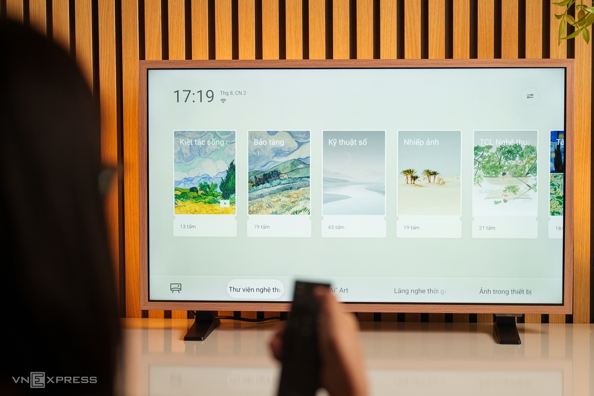 Hệ điều hành Google TV tích hợp có chế độ chờ với hình nền nhưng TCL A400 series vẫn có thêm chế độ khung tranh chuyên biệt. Ngoài các tranh nổi tiếng có sẵn bản quyền, người dùng có thể chọn nhiều kiểu khác nhau như ảnh nghệ thuật, ảnh chụp, ảnh kỹ thuật số, ảnh tạo bởi AI. Các cài đặt cũng phong phú, từ thời gian hiển thị, tự bật sau khoảng thời gian chờ đến lựa chọn ảnh từ thiết bị cá nhân. Ngoài chế độ tranh tĩnh, người dùng có thể chọn tranh động hoặc tranh có kèm nhạc nền nhẹ, phù hợp cho nhiều mục đích sử dụng, không gian bài trí khác nhau. Hệ thống loa của TV với thương hiệu Onkyo cho chất âm khá tốt, rõ ràng và bass thể hiện ổn khi mức âm lượng khoảng dưới 60%.