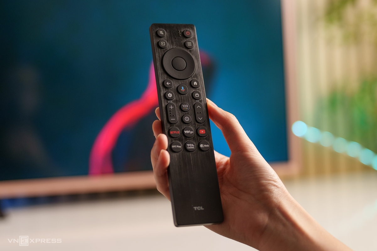 Điều khiển kích thước trung bình của TCL A400 Pro với các phím điều hướng, nút điều khiển giọng nói đặc trưng Google Assistant hỗ trợ tiếng Việt. Remote không có các phím số nhưng có các nút truy cập nhanh đến dịch vụ phổ biến tại Việt Nam như YouTube, Netflix, VTV Go, FPT Play hay trình duyệt web.