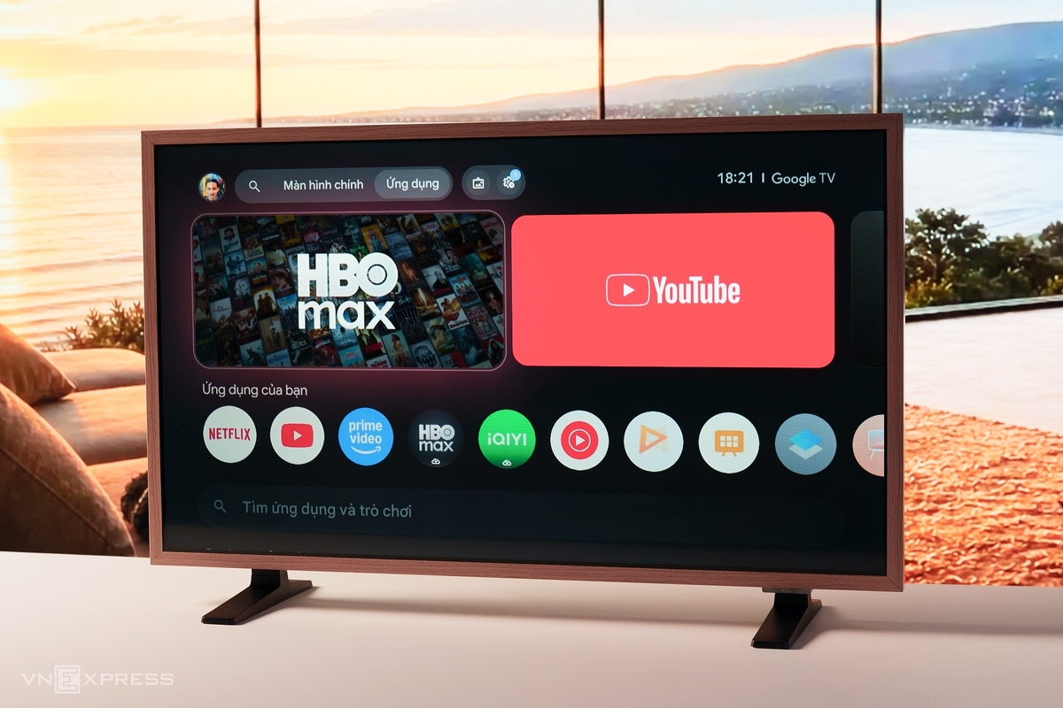 Hệ điều hành Google TV đã quen thuộc trên các dòng TV TCL. Ưu điểm của OS này là giao diện đơn giản, dễ sử dụng và kho ứng dụng phong phú hơn khi so sánh với webOS của LG hay TizenOS của Samsung. Chế độ khung tranh là một ứng dụng riêng được cài sẵn trên TV trong khi giao diện gần như nguyên bản của Google. Cùng kích thước 32 inch (trong hình), TV của TCL cho cảm giác về độ mượt tốt hơn so với các hãng có TV cùng kích thước như Xiaomi với dòng A Pro 2026. Đa số model trong dòng A400 series đều có cấu hình tốt với chip MediaTek Pentonic 700 (MT9618), RAM 4 GB.