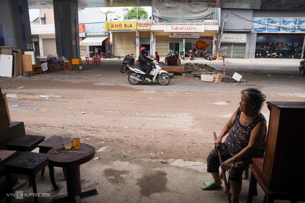 Gia đình ông Văn Ngọc, trú tổ 3 Vĩnh Điềm Trung, phường Tây Nha Trang, kinh doanh đồ gỗ nội thất dưới nút giao Ngọc Hội. Ông cho biết từ khi dự án khởi công, đoạn đường trước nhà thi công dang dở nên thường bụi bặm. "Mùa mưa ít bụi hơn nhưng đường trở nên nhếch nhác, một số người đi xe qua khu vực này vào buổi tối bị té ngã do đường xấu", ông nói.