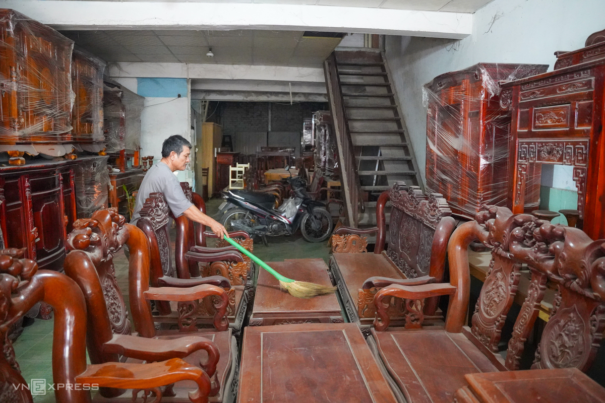 Gia đình ông Văn Ngọc, trú tổ 3 Vĩnh Điềm Trung, phường Tây Nha Trang, kinh doanh đồ gỗ nội thất dưới nút giao Ngọc Hội. Ông cho biết từ khi dự án khởi công, đoạn đường trước nhà thi công dang dở nên thường bụi bặm. "Mùa mưa ít bụi hơn nhưng đường trở nên nhếch nhác, một số người đi xe qua khu vực này vào buổi tối bị té ngã do đường xấu", ông nói.