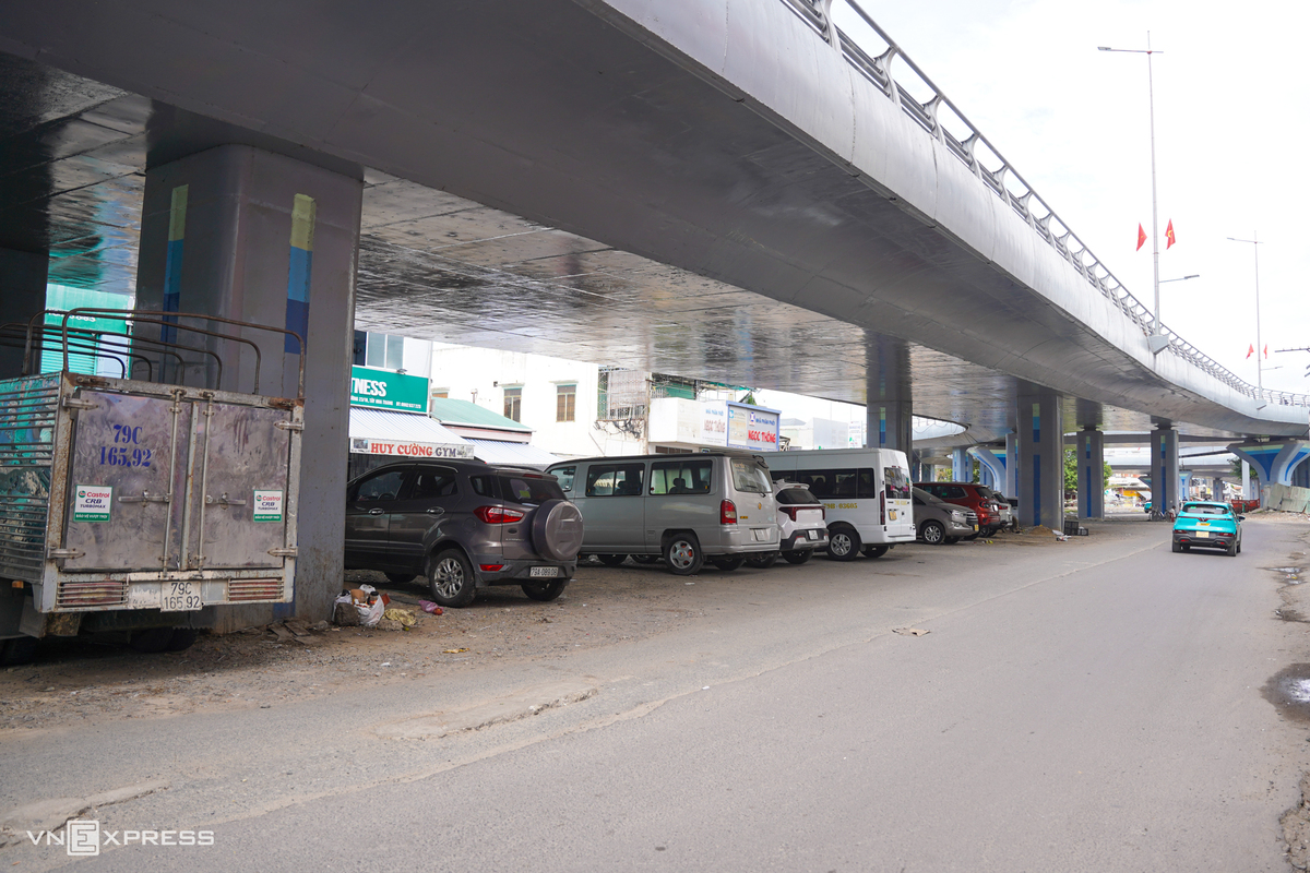 Khu vực dưới chân nút giao được người dân tận dụng làm nơi đỗ xe.