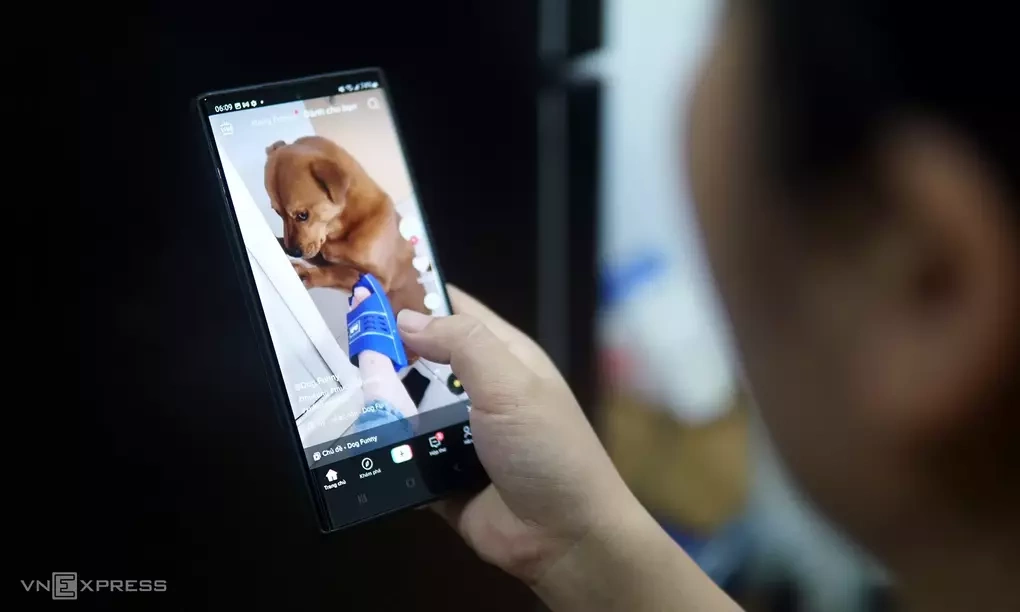 Video dọc trở thành hình thức giải trí trực tuyến chiếm nhiều thời gian của người dùng. Ảnh: Lưu Quý