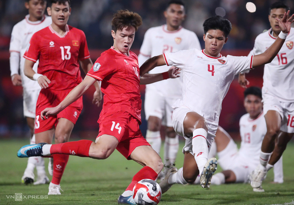 Tiền vệ Hoàng Đức (số 14) dứt điểm trong trận Việt Nam thắng Indonesia 1-0 ở lượt ba vòng bảng ASEAN Cup 2024 trên sân Việt Trì, Phú Thọ, ngày 15/12/2024. Ảnh: Lâm Thỏa