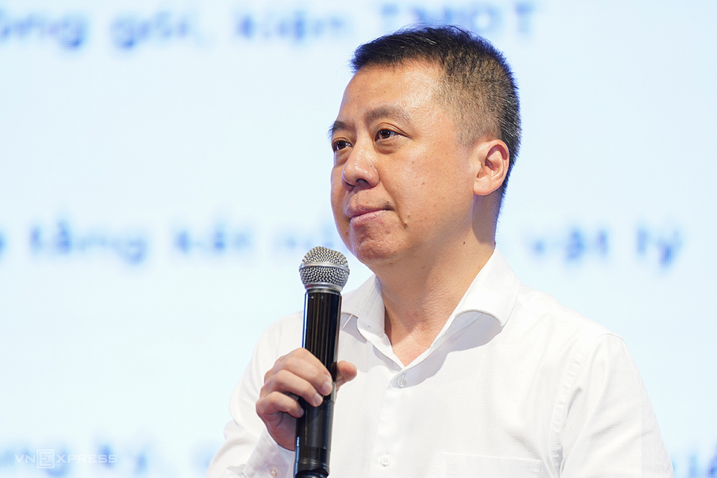 Ông Lã Hoàng Trung, Vụ trưởng Vụ Bưu chính (Bộ Khoa học và Công nghệ) trình bày dự thảo luật tại hội nghị. Ảnh: Nguyễn Đông
