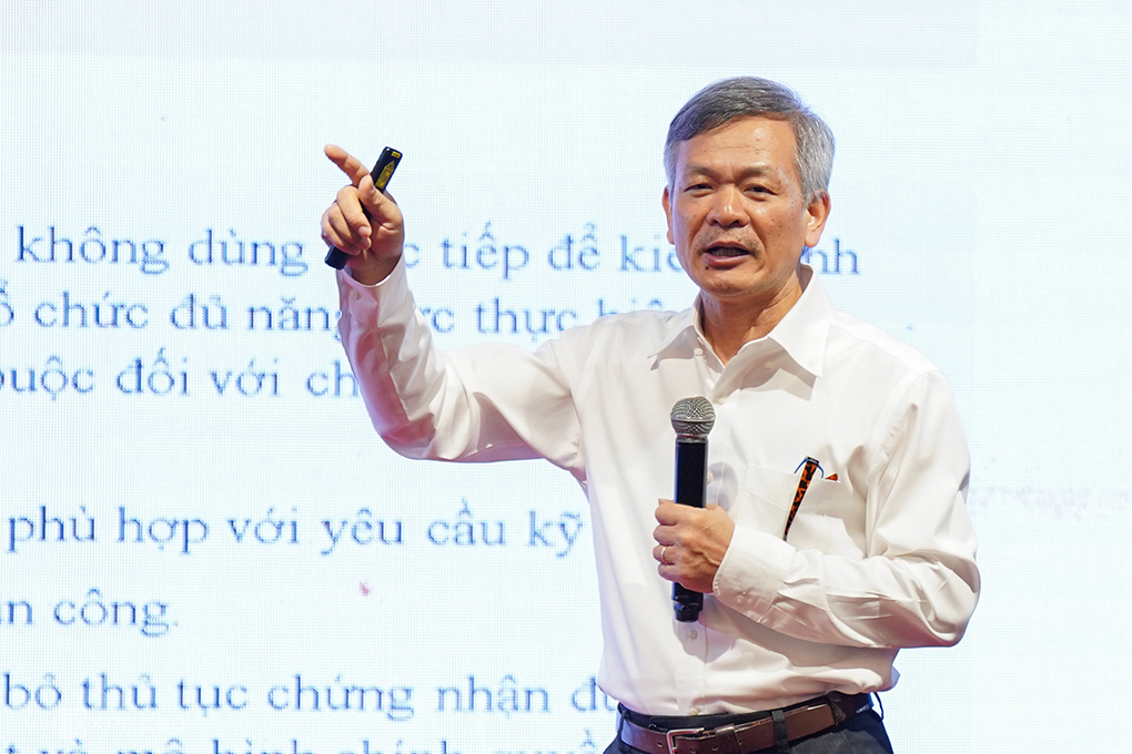 Ông Trần Quý Giầu, Trưởng ban Đo lường, trình bày tại hội nghị. Ảnh: Nguyễn Đông