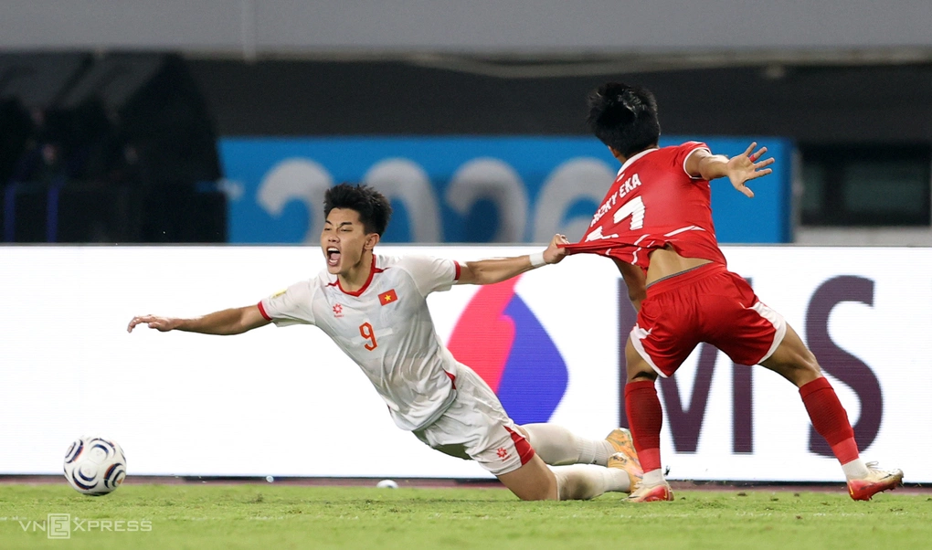 Nguyễn Đình Bắc bị phạm lỗi trong trận Việt Nam thắng Indonesia 3-0 ở lượt bốn bảng A ASEAN Cup 2026, tại sân Pakansari, Bogor, Indonesia, ngày 3/8. Ảnh: Đức Đồng