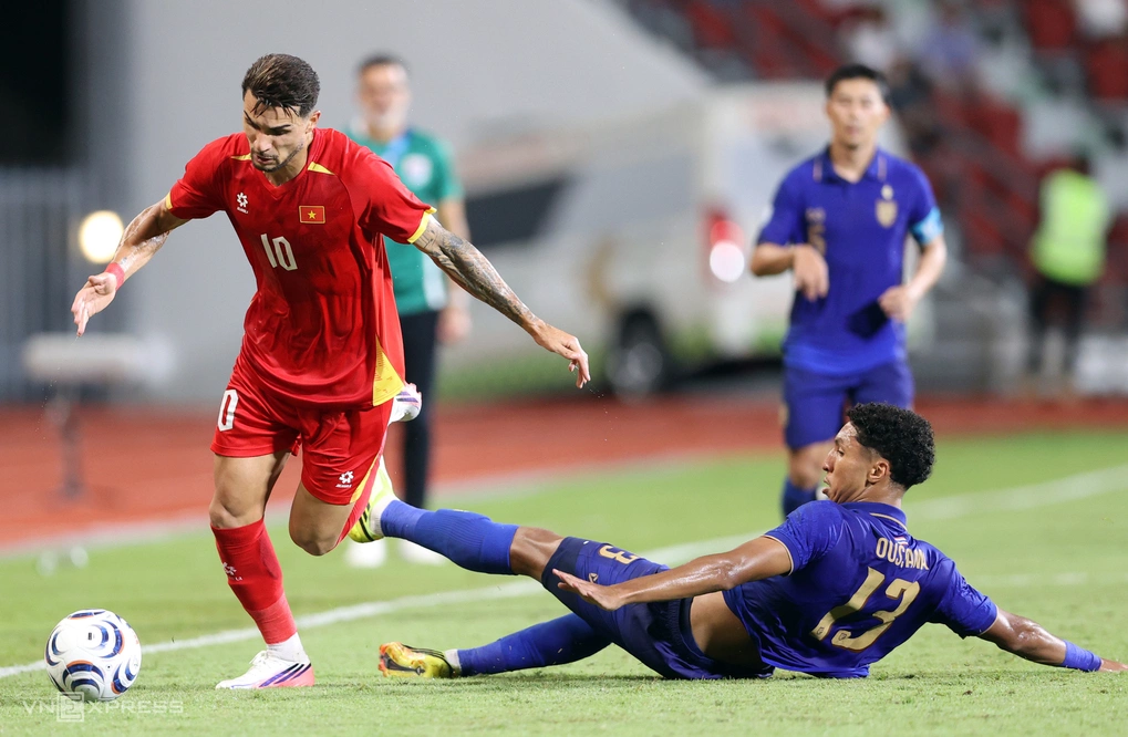 Đỗ Hoàng Hên rê bóng qua trung vệ Oussama Thiangkham trong trận Việt Nam thắng Thái Lan 2-0 ở lượt đi chung kết ASEAN Cup 2026, trên sân Rajamangala, tối 22/8. Ảnh: Đức Đồng