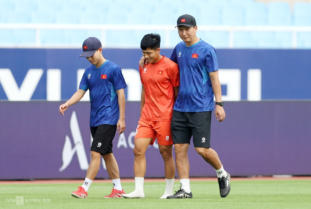 HLV Kim Sang-sik (phải) đi bộ cùng hậu vệ Nguyễn Văn Vĩ đang chấn thương trong buổi tập trên sân Mỹ Đình, Hà Nội chiều 18/8/2026 chuẩn bị cho lượt về bán kết ASEAN Cup 2026 gặp Malaysia. Ảnh: Đức Đồng