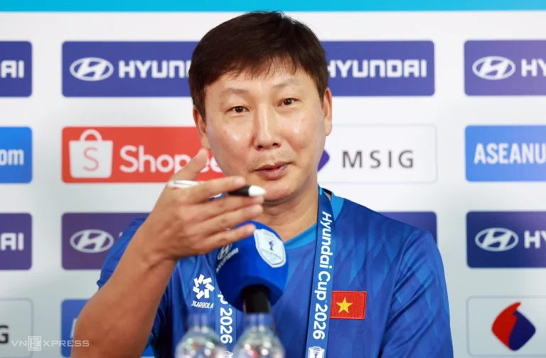 HLV Kim Sang-sik đáp trả cầu thủ Indonesia