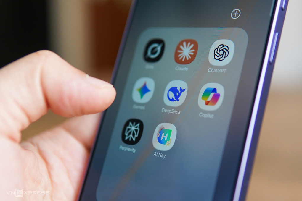 Logo các ứng dụng AI Grok, Claude, ChatGPT, Gemini, DeepSeek, Copilot, Perplexity, AI Hay trên điện thoại, tháng 3/2025. Ảnh: Lưu Quý