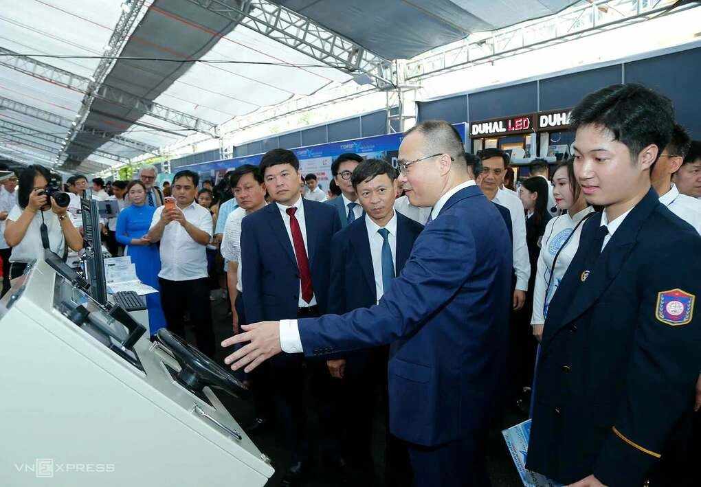 Thứ trưởng Hoàng Minh và ông Hoàng Minh Cường, Phó chủ tịch UBND TP Hải Phòng, cùng các đại biểu tham quan gian hàng triển lãm Techfest Hải Phòng 2026. Ảnh: Lê Tân
