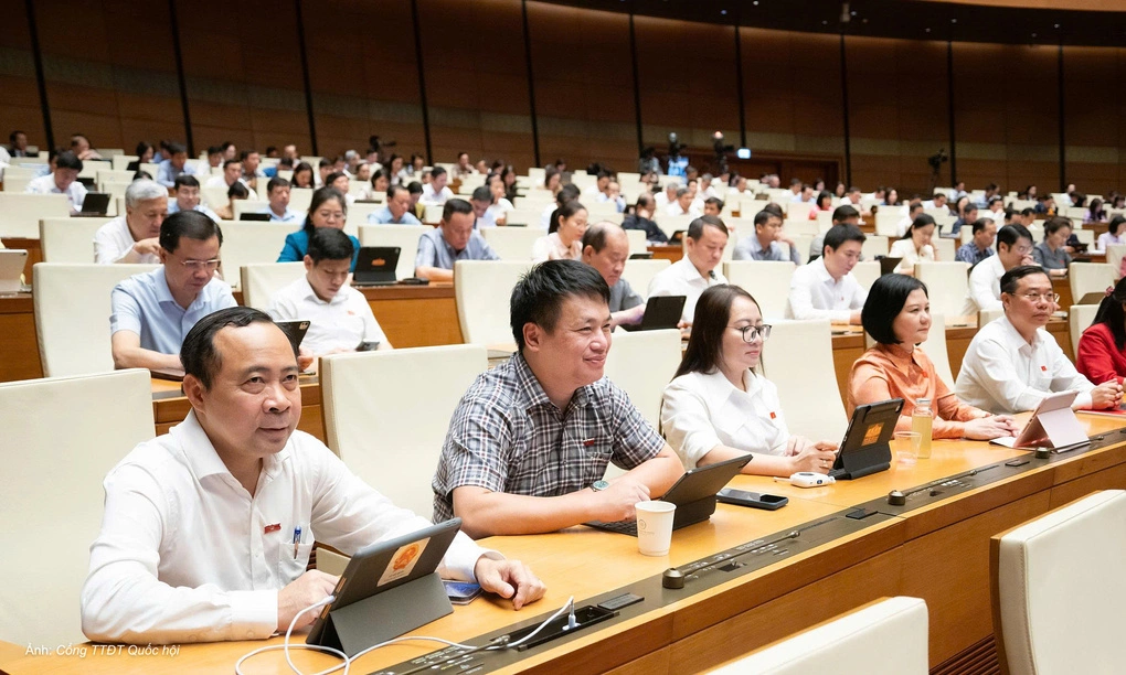 Các đại biểu biểu quyết thông qua luật tại phiên họp Quốc hội sáng 23/8. Ảnh: Cổng thông tin điện tử Quốc hội